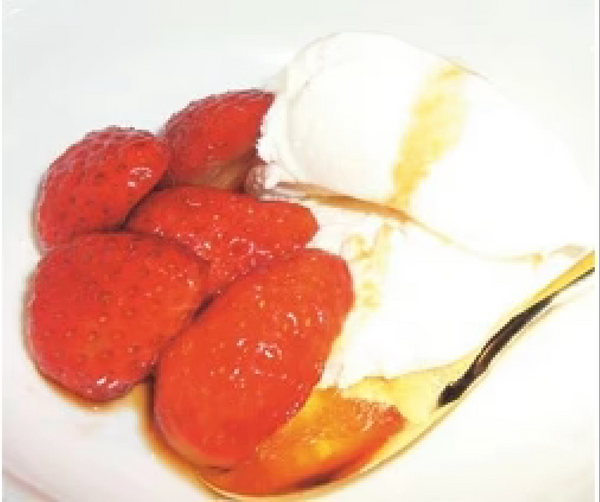 アイスクリームのいちごマリネ添え